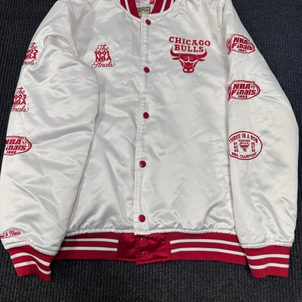 Mitchell & Ness Chicago Bulls white bomber jacket with red accents